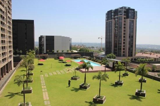 2 Bedroom 2 Bath Luxury - Sandton Cbd โจฮันเนสเบิร์ก ภายนอก รูปภาพ